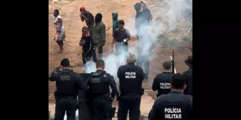 Vídeo mostra o momento em que os policiais conversavam com os indígenas no momento e a ponte  pegando fogo