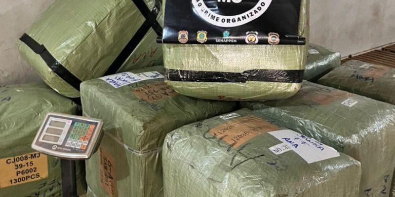 Fardos com produtos contrabandeados apreendidos em depósito - Imagem - Divulgação