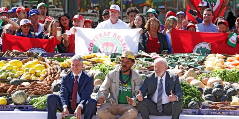 Paulo Teixeira e Lula, em encontro com agricultores familiares: política equaciona questão social e questão tributária