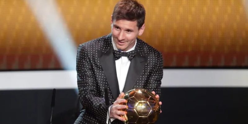 Messi com sua oitava Bola de Ouro, vencida na França
Reprodução/Twitter