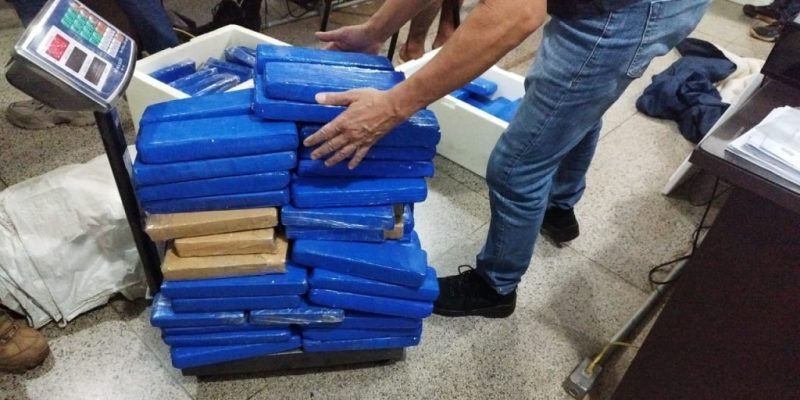 Droga sendo pesada na delegacia em Dourados (Fotos: Adilson Domingos)