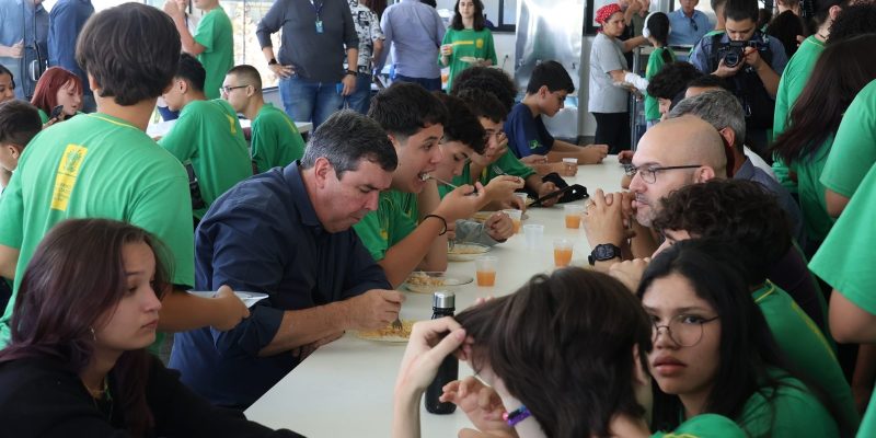 Governador Eduardo Riedel  almoça com alunos na Escola Maria Constança de Barros - Fotos: Álvaro Rezende