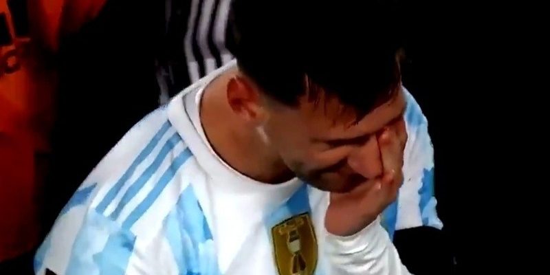 Messi chora durante festa com torcida por conquista da Copa América
Imagem: Reprodução/Twitter
