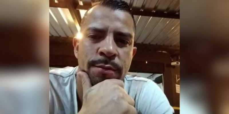 Autor fugiu do local em um Chevrolet Prisma preto com adesivo na porta - Imagem - Redes Sociais
