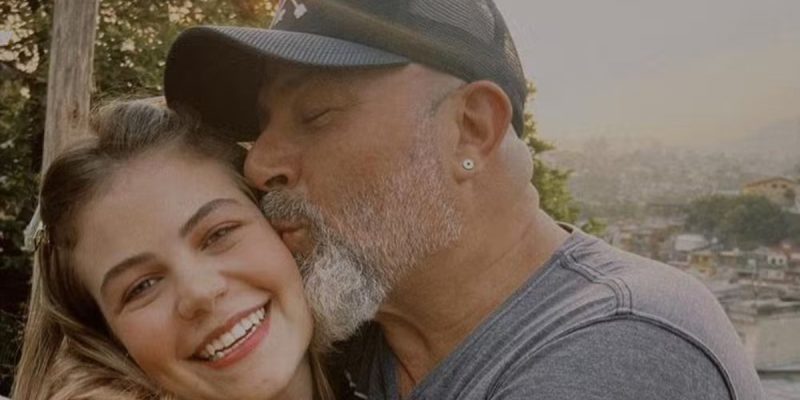 Isabela, filha única de Mingau, não deixa de amparar o pai - Foto: Reprodução/ Instagram