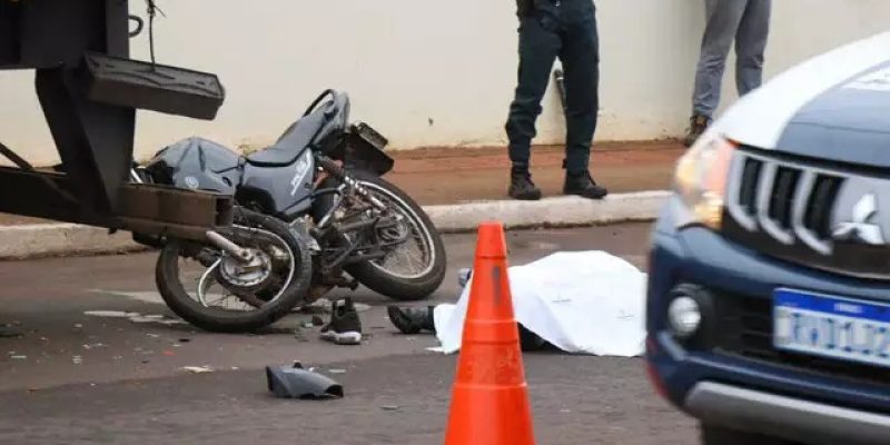Corpo de motociclista no asfalto apos atingir carreta (Foto: Henrique Kawaminami)