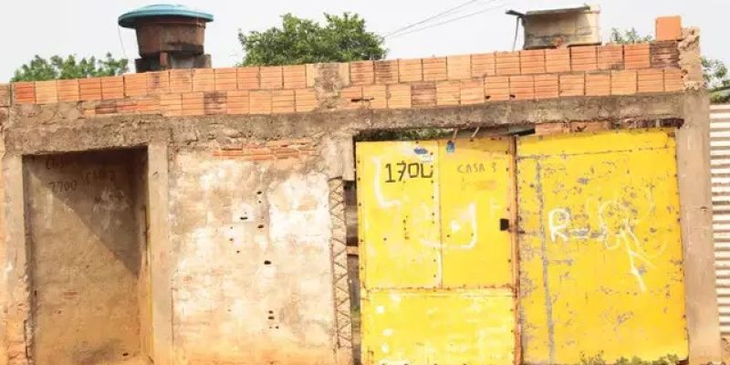 Marcas de tiro no portão da casa onde "Capoeira" foi baleado (Foto: Paulo Francis)