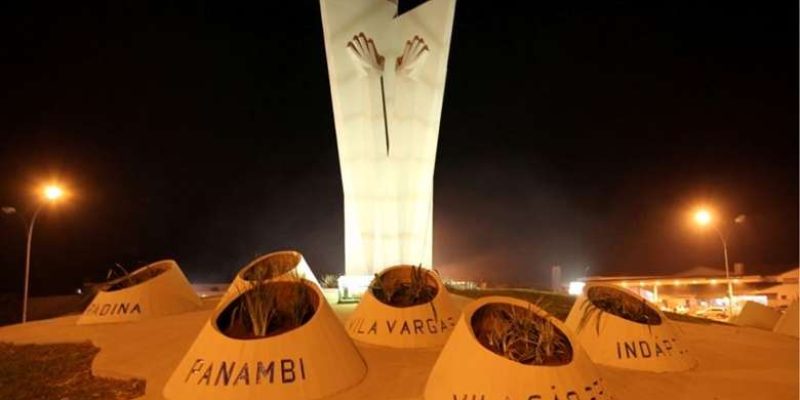 Monumento ao Colono, ou “Mão do Braz”, importante cartão postal e ponto de referência - Crédito: Reprodução