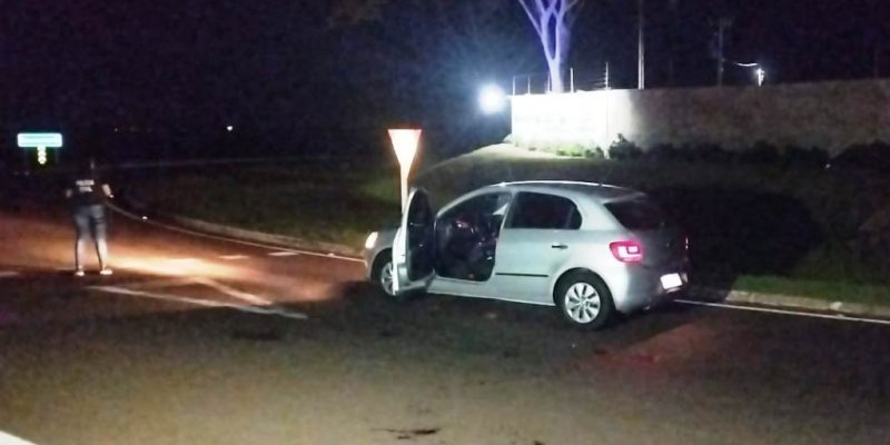 Local onde homem foi abordado por policiais, no anel viário (Foto: Leandro Holsbach)