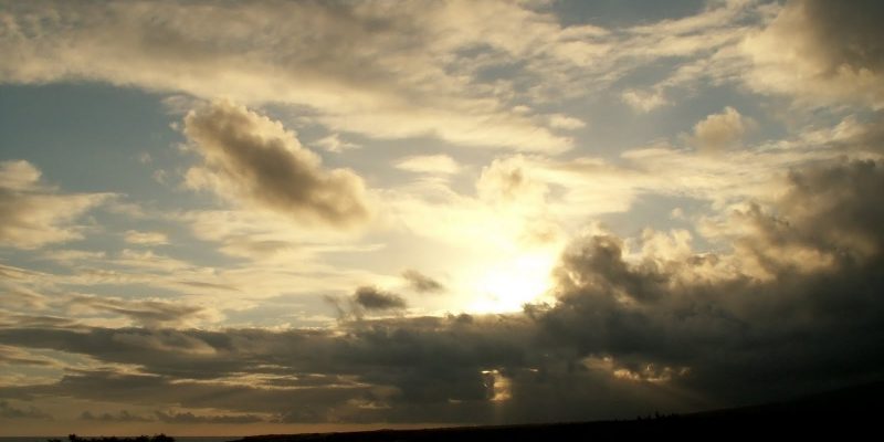 nascer-do-sol-entre-as-nuvens-imagens-imagem-de-fundo-wallpaper-para-pc-computador-tela-gratis-ambiente-de-trabalho