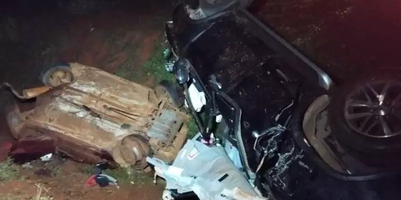 Veículos destruídos em vala, às margens da BR-163. (Foto: Sidney Assis)