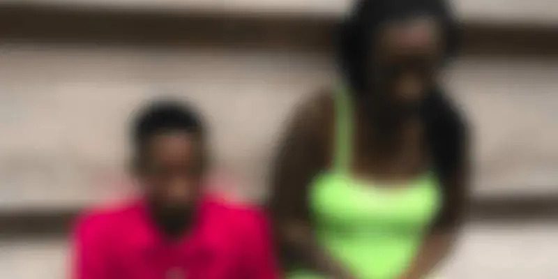 Nas imagens, homem e mulher negros aparecem encostados numa parede, enquanto são xingados e agredidos