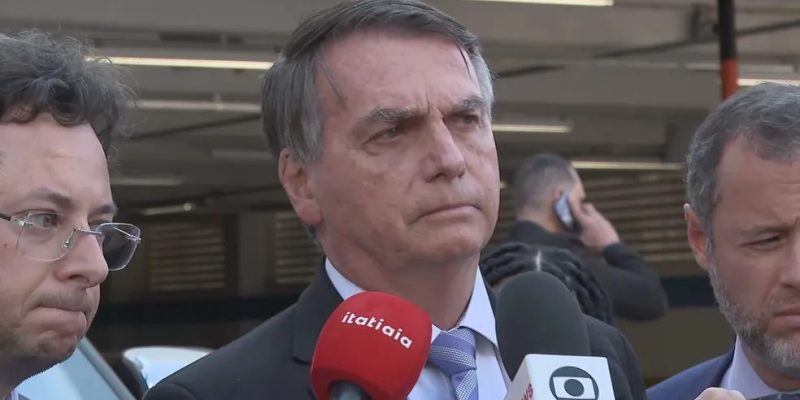 Jair Bolsonaro em frente à sede da PF, em Brasília — Foto: TV Globo/Reprodução