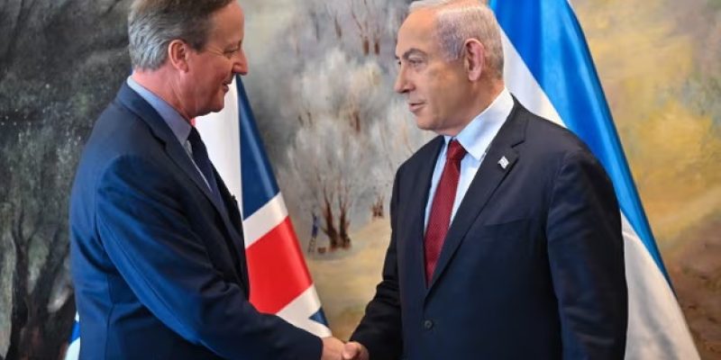 David Cameron encontra Benjamin Netanyahu em Jerusalém. Fotografia: GPO/Kobi Gideon/EPA