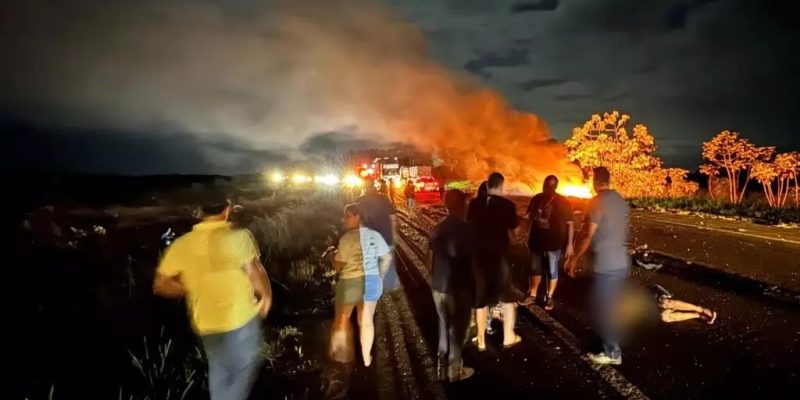 Chamas em veículo na BR-060 e viaturas de resgate. (Foto: Região News)