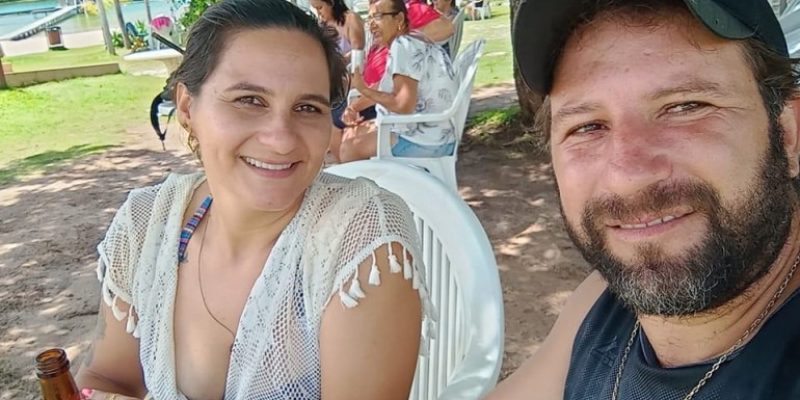 Vítima e autor antes do fim do relacionamento que durou 19 anos (Foto: Reprodução/Redes Sociais)