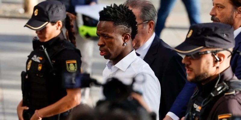 Vinícius Junior chega a tribunal em Madri para depor sobre ataques racistas recebidos no Mestalla em Valencia x Real Madrid — Foto: AFP