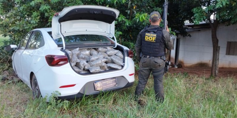 Onix lotado de drogas, apreendido pelo DOF em Iguatemi (Foto: Divulgação)