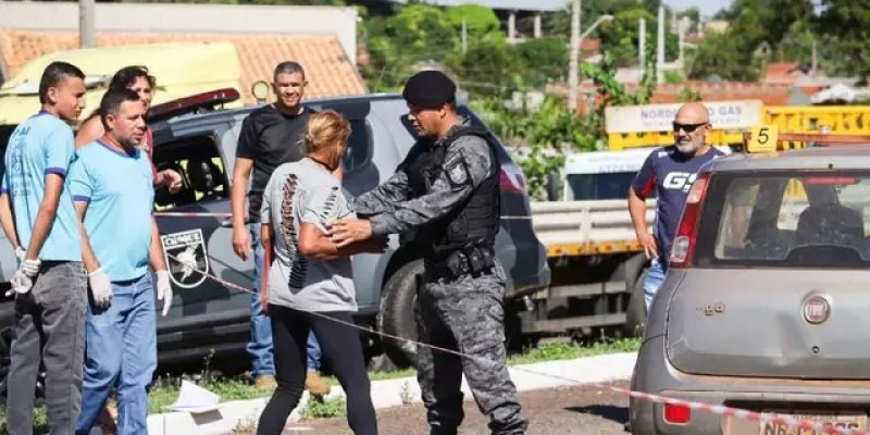 Maria Lucia querendo se aproximar do filho que está morto dentro do Fiat Uno (Fotos: Henrique Kawaminami)