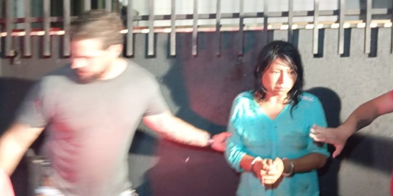 Oragilda sendo conduzida até a Depac por policiais (Foto: Leandro Holsbach)