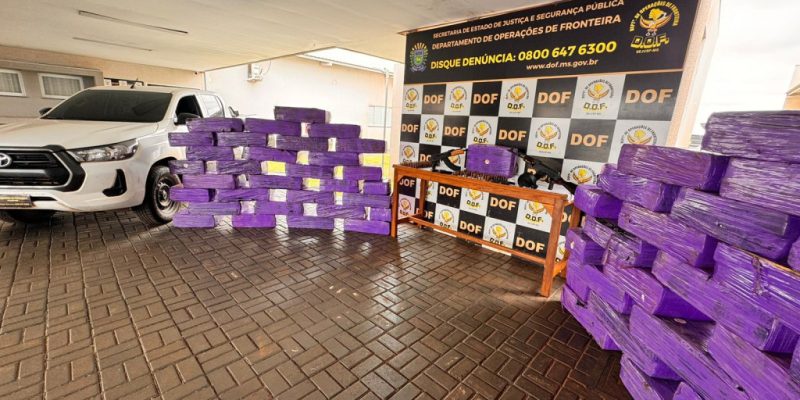 Fardos de maconha, caminhonete e fuzis apreendidos em Iguatemi (Foto: Divulgação)