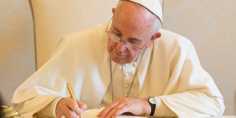 Papa Francisco assinando um documento