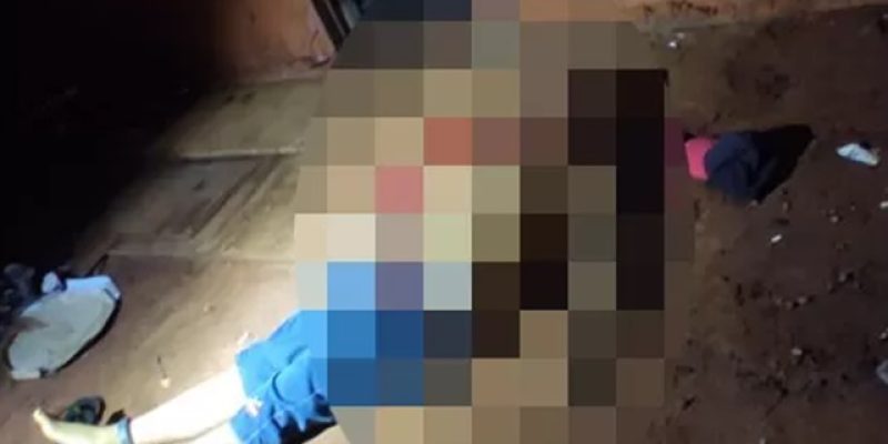 O jovem foi atingido com um tiro na altura do tórax e outro na cabeça, não resistiu e morreu no local