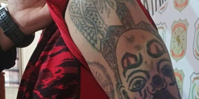 Tatuagem de palhaço triste no braço direito de Alcides. (Foto: Reprodução/ABC Color)