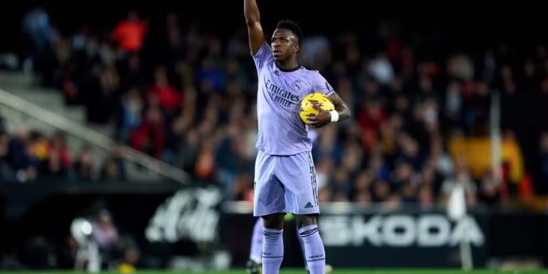 Vinicius Junior ergue punho contra racismo em jogo do Real Madrid contra Valencia — Foto: Alex Caparros/Getty Images