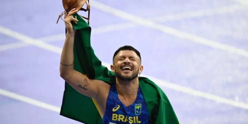 Petrúcio Ferreira conquista ouro em Paris