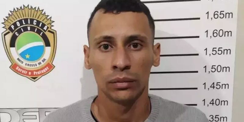 João Vitor em uma de suas prisões; foto foi divulgada pela Polícia Civil. (Foto: Reprodução)