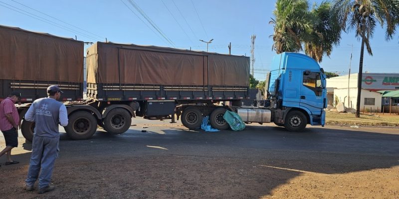 O condutor da carreta estava saindo do Bairro Pé de Cedro e fazia a conversão a direita. Imagem - Douglas Amaral