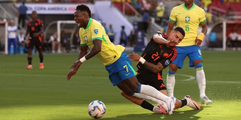 Vinicius Junior derrubado na área em Brasil x Colômbia — Foto: Ezra Shaw/Getty Images