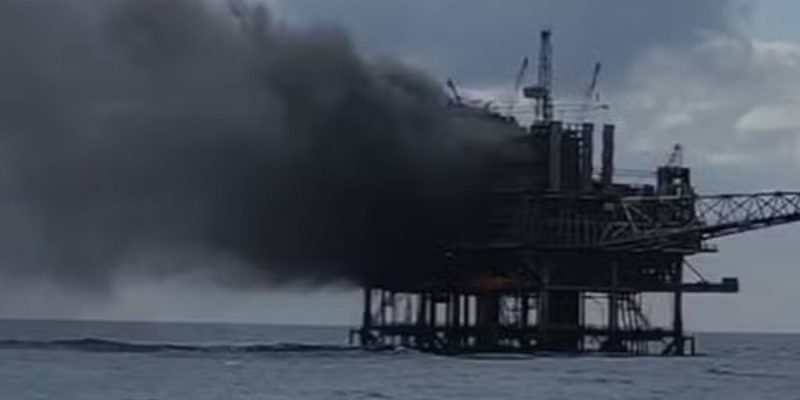 Plataforma de petróleo na Bacia de Campos pegou fogo — Foto: Reprodução/ redes sociais