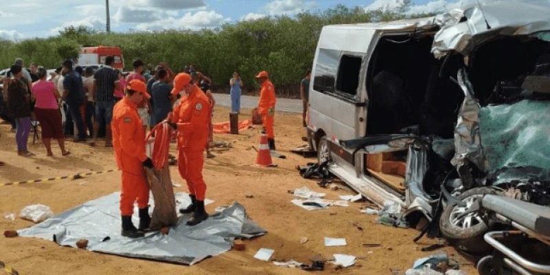 Acidente entre van e caminhão deixou seis mortos no Piauí