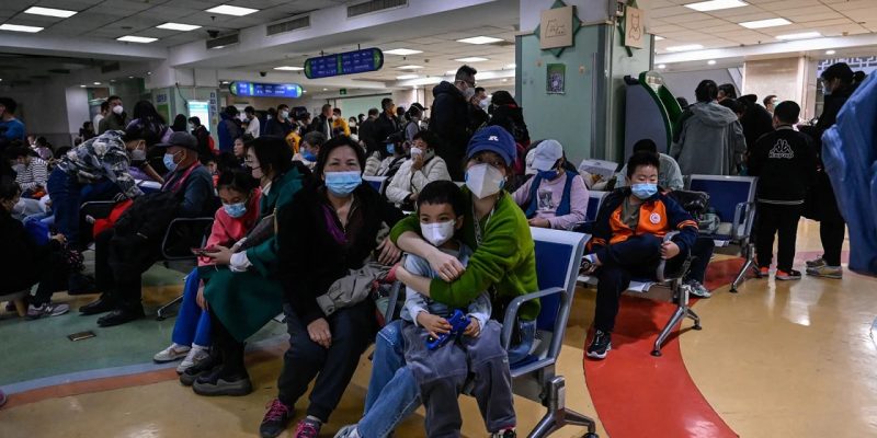 Crianças e seus pais esperam em um ambulatório lotado de um hospital infantil em Pequim, em 23 de novembro