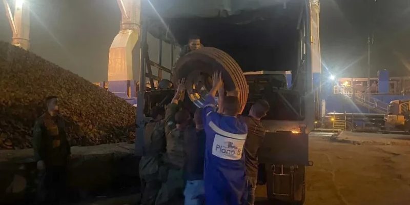 Pneus apreendidos em galpão sendo carregados para retirada da droga (Foto: Marinha do Brasil)
