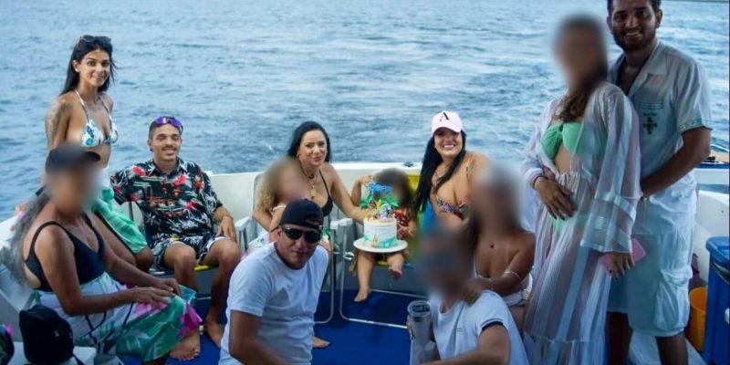 Andressa e Pedro Jorge (esquerda); Suzi (com criança no colo) e Aline (de boné rosa); Rodrigo José (à direita, em pé) e Ronaldo da CAB (boné preto virado, de óculos) em Pipa (RN), dois dias antes da operação (Foto/Reprodução)