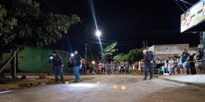 Moradores acompanham trabalho da polícia no local de execução (Foto: Osmar Danie/Campo Grande Newsl)
