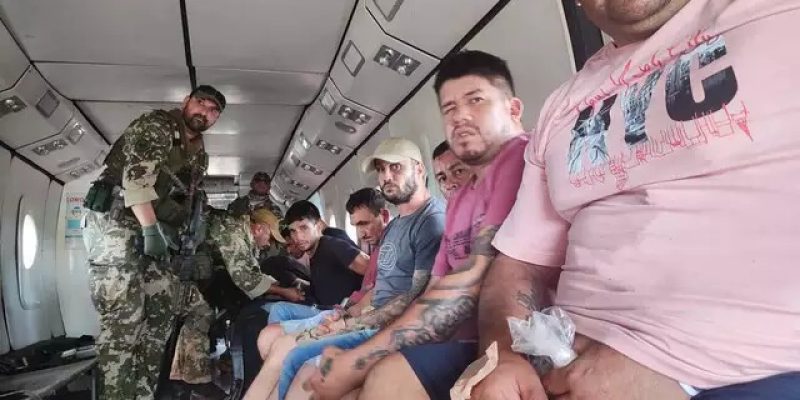 Pistoleiros de traficante quando eram levados de avião para a capital do Paraguai (Foto: Divulgação)