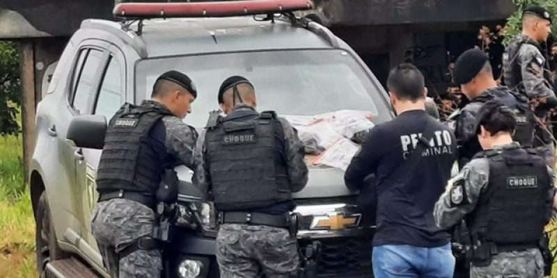 Policiais e peritos durante ocorrência em frente a empresa abandonada. (Foto: Geniffer Valeriano)