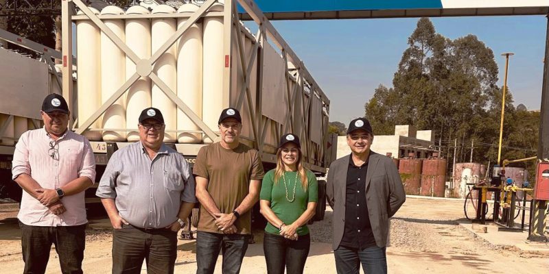 , Cristiane Schmidt e o Gerente Comercial, Jason Willians, estiveram na maior planta de descompressão de gás natural do Brasil