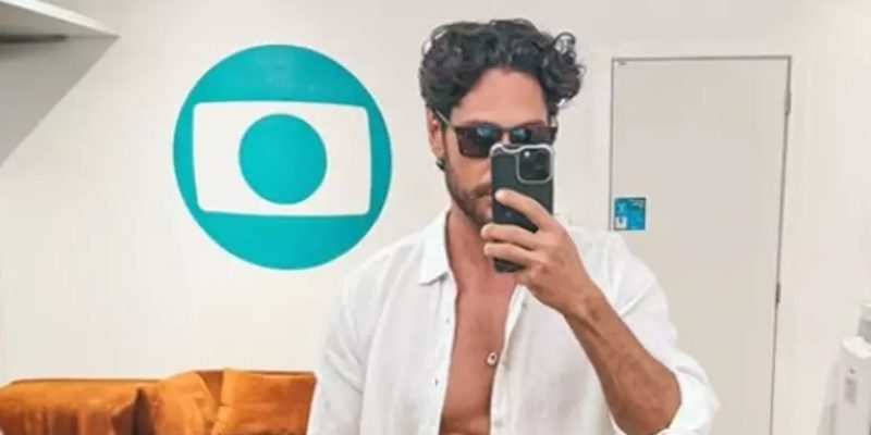 Ângelo Rodrigues em camarim da Globo no Rio: ator será o 1º par de Odete Roitman em 'Vale Tudo'
Foto: Reprodução
