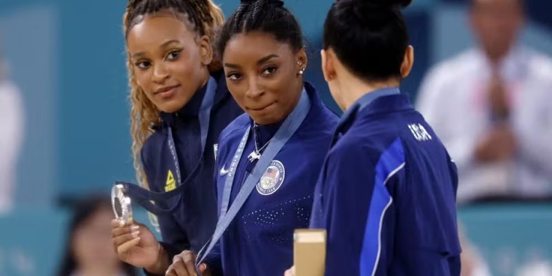 Rebeca Andrade e Simone Biles, medalhistas no individual geral da ginástica nas Olimpíadas 2024 — Foto: Amanda Perobelli