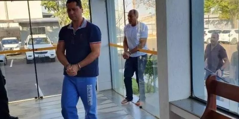 Moacir (azul) e Alaércio (branco) em audiência de custódia na Justiça Federal, em agosto deste ano