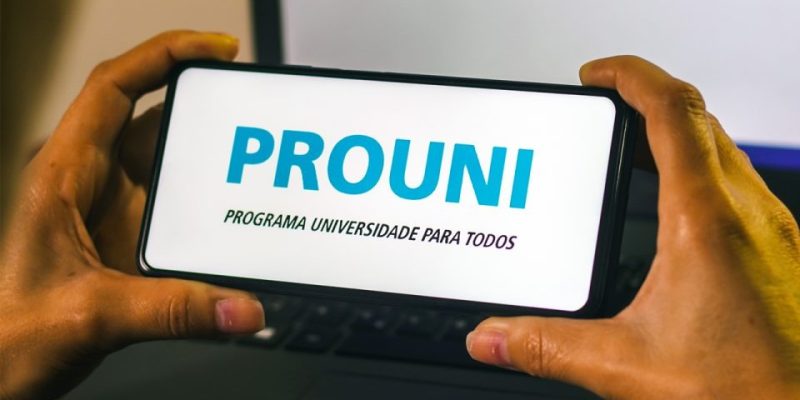 Programa oferece bolsas de estudo, integrais e parciais, em instituições privadas de educação superior