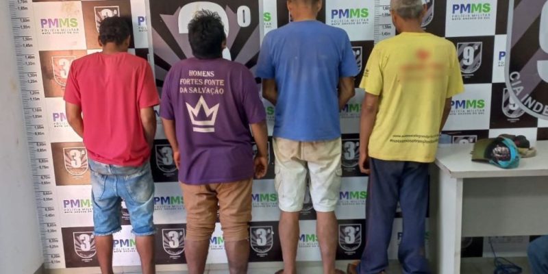 Os quatro suspeitos, levados para a delegacia (Foto: Sidnei Bronka/Ligado na Notícia)