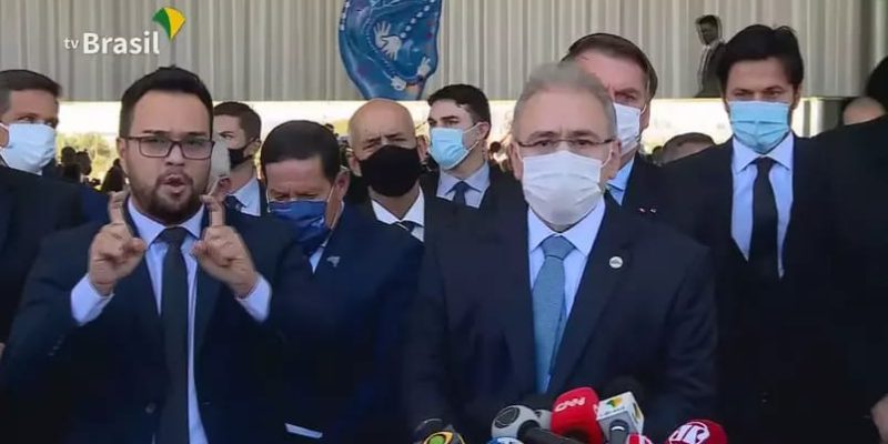 O ministro da Saúde, Marcelo Queiroga, fala à imprensa após reunião com o presidente Jair Bolsonaro (sem partido) e os chefes dos Poderes