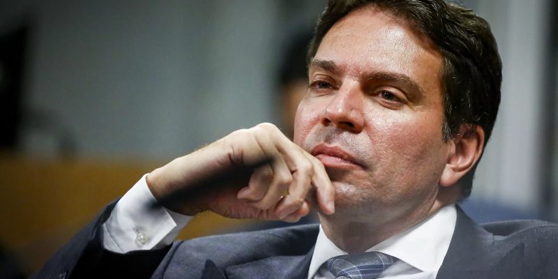 Além dos papéis, foram encontrados um celular e um notebook que pertencem à Abin
