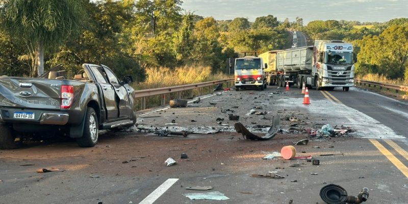 Hilux parcialmente destruída após colisão com carreta na BR-163 (Foto: Divulgação)